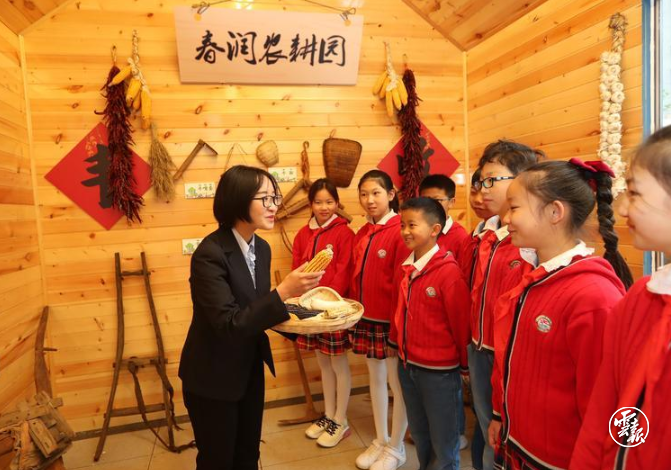 在春城小学教育集团红菱校区，同学们在劳动课上学习了解中国传统农耕文化。杨峥 摄.png